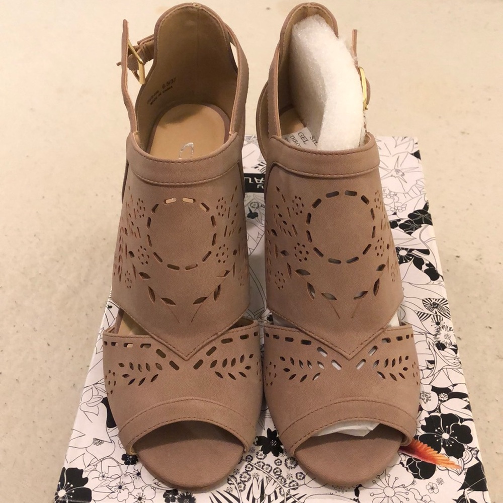 BNWT NUDE CHINKY HEELS